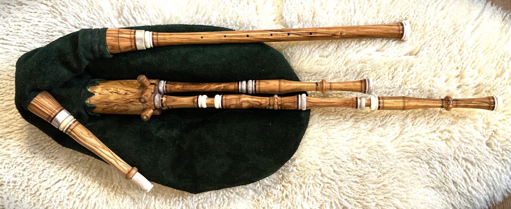 "Hümmelchen" with 3 tuneable drones : C-D-E , F-G-A , c-d-e